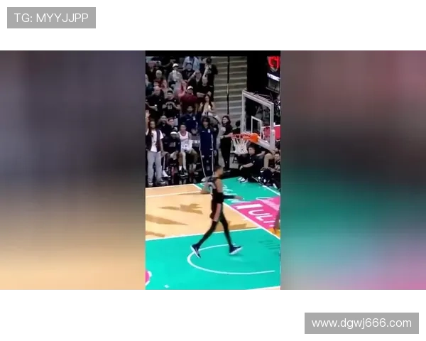 卡斯尔通过领防限制持球核心并凭借持球冲击主导马刺反击