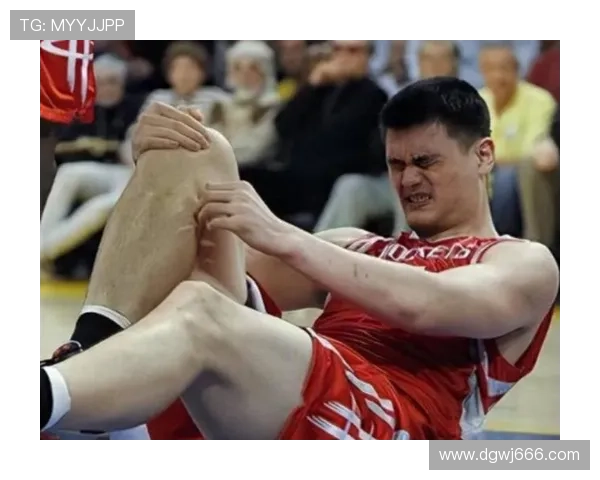 姚明退役后住上海老洋房，早餐吃三明治配手冲咖啡，球迷蹲门口只为看他遛狗